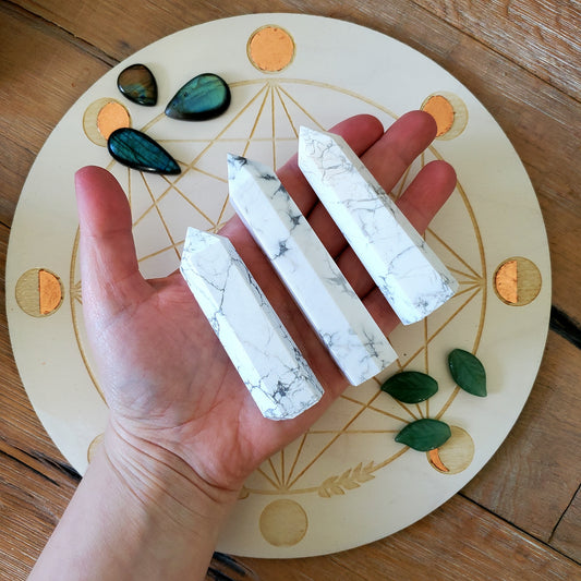 Howlite point, piece 1, white crystal with grey veining